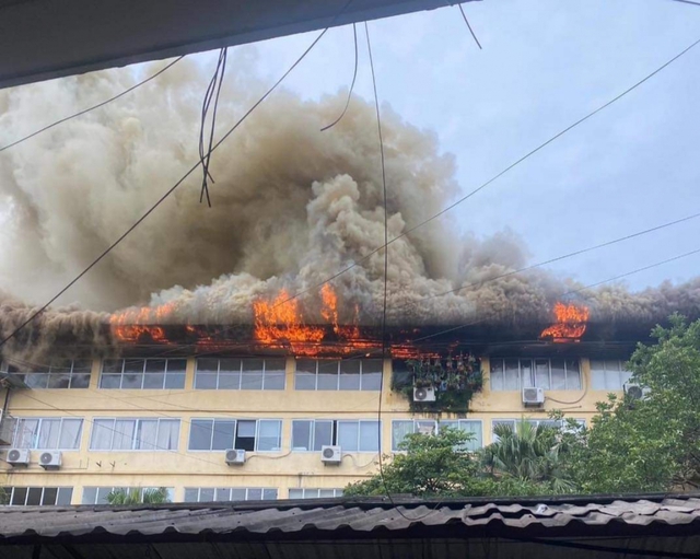 Cháy lớn tại tòa nhà 5 tầng ở Trường Chinh, Hà Nội - Ảnh 1.