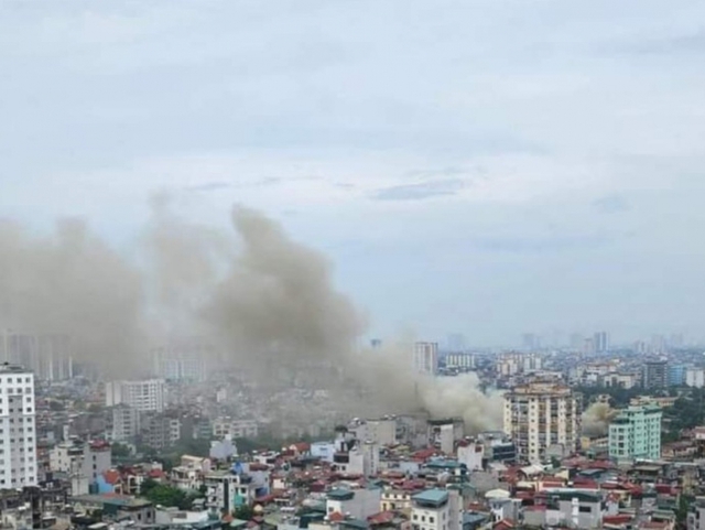 Cháy lớn tại tòa nhà 5 tầng ở Trường Chinh, Hà Nội - Ảnh 2.