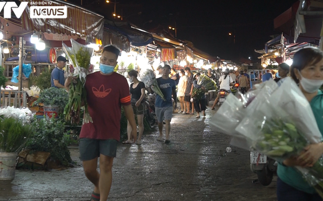 Chợ hoa Quảng Bá trong dịp lễ Vu Lan.