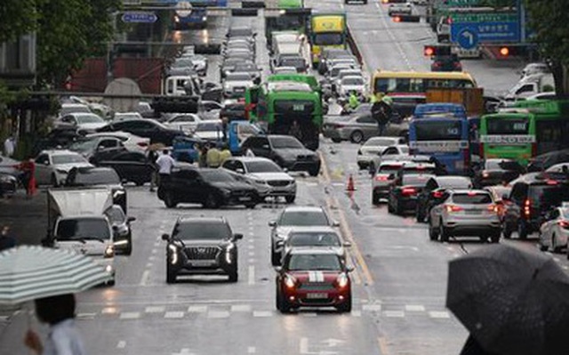 Sáng 9-8, con đường gần ga Daechi, quận Gangnam đã rút nước toàn bộ, chỉ còn sót lại vài chiếc xe do các công ty bảo hiểm quá tải, chưa đến thu dọn kịp thời - Ảnh: HANKOOK ILBO