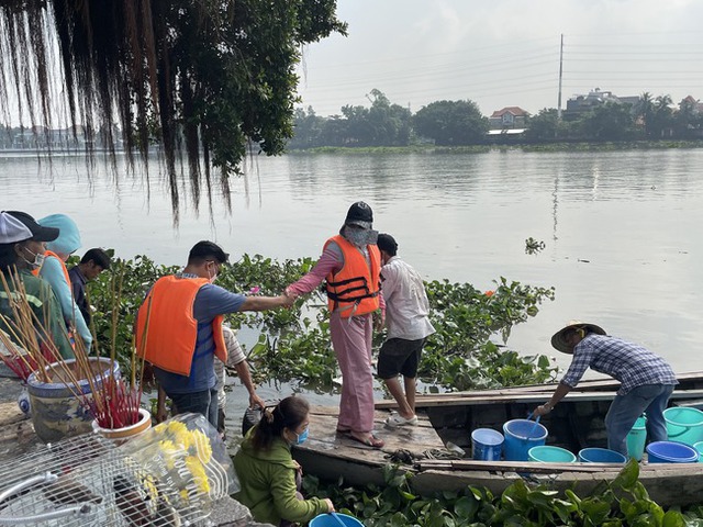 Phóng sinh ngày Lễ Vu Lan: Chợ chim trời trúng đậm, tăng giá gấp đôi, 1 buổi bán ít nhất 1000 con - Ảnh 3.