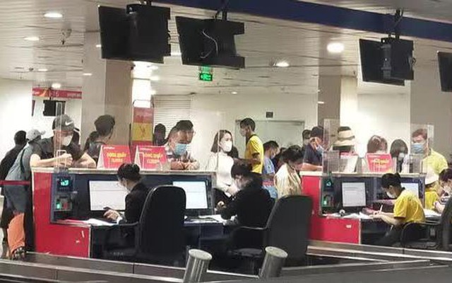 Hành khách làm thủ tục hàng không tại sân bay Tân Sơn Nhất (TP HCM) - Ảnh: Dương Ngọc