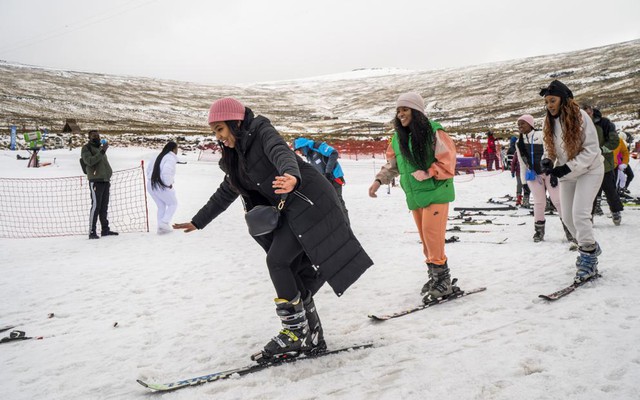 Du khách thích thú tập trượt tuyết ở Lesotho. Ảnh: AP