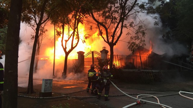 Hà Nội: Cháy lớn tại nhà liền kề Khu đô thị Pháp Vân - Ảnh 1.