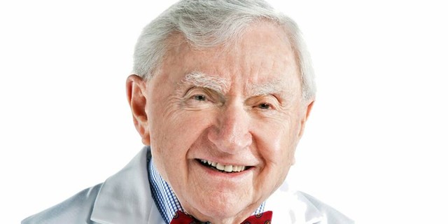 100 tuổi vẫn hành nghề y, một bác sĩ lập kỷ lục Guinness - Ảnh 1.