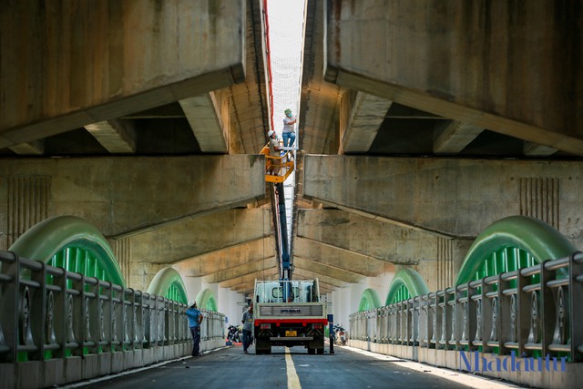 Cận cảnh cầu vòm sắt vượt hồ dành riêng cho xe máy mới thông xe ở Hà Nội - Ảnh 2.