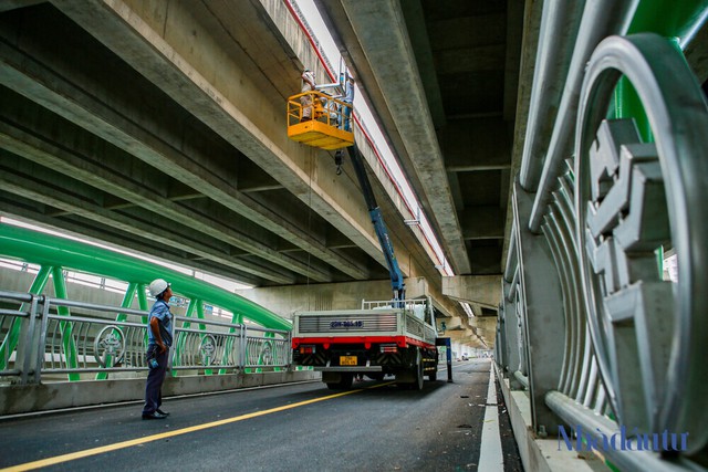Cận cảnh cầu vòm sắt vượt hồ dành riêng cho xe máy mới thông xe ở Hà Nội - Ảnh 11.