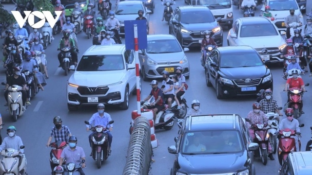 Hà Nội: Xe máy vẫn chung lối ô tô sau một tuần phân làn đường Nguyễn Trãi - Ảnh 10.