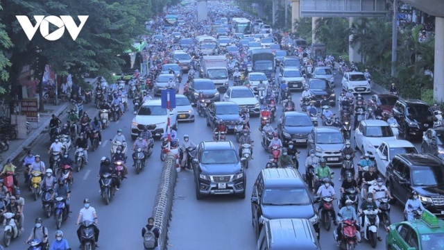 Hà Nội: Xe máy vẫn chung lối ô tô sau một tuần phân làn đường Nguyễn Trãi - Ảnh 1.