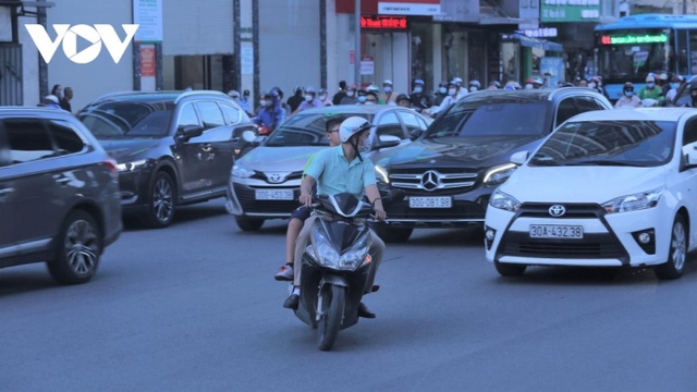 Hà Nội: Xe máy vẫn chung lối ô tô sau một tuần phân làn đường Nguyễn Trãi - Ảnh 3.