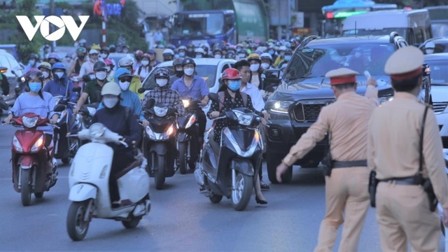Hà Nội: Xe máy vẫn chung lối ô tô sau một tuần phân làn đường Nguyễn Trãi - Ảnh 4.