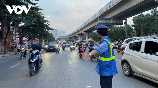 Hà Nội: Xe máy vẫn chung lối ô tô sau một tuần phân làn đường Nguyễn Trãi - Ảnh 5.