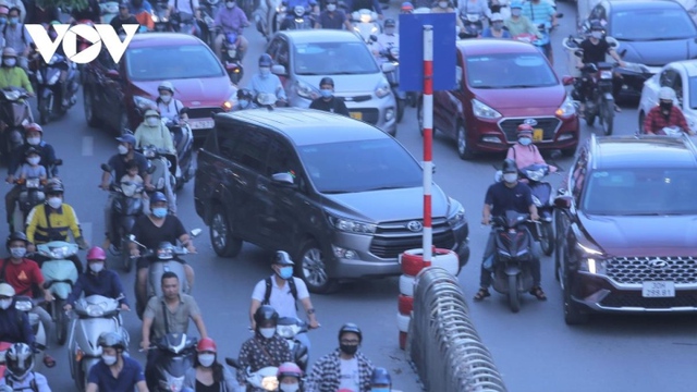 Hà Nội: Xe máy vẫn chung lối ô tô sau một tuần phân làn đường Nguyễn Trãi - Ảnh 8.