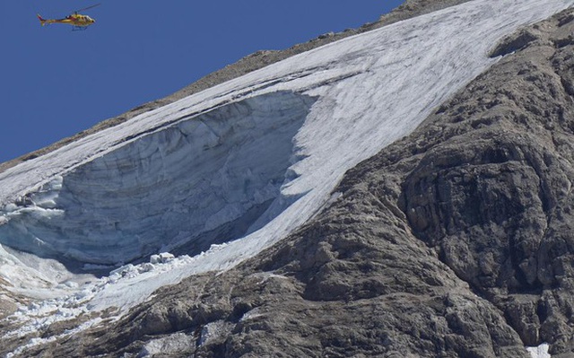 Sông băng Punta Rocca gần Canazei, thuộc dãy núi Alps ở miền Bắc Italy bị sụp đổ, ngày 4/7/2022. (Ảnh: AP)