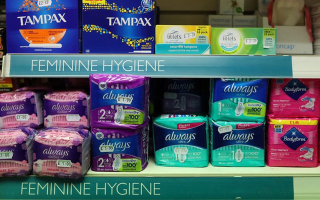 Quầy băng vệ sinh tại một siêu thị ở Scotland - Ảnh: REUTERS