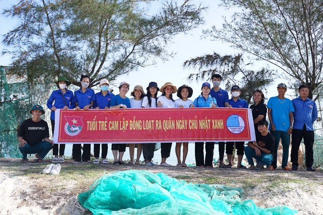 Người phụ nữ Hà Nội cùng con bỏ phố về biển dọn rác, thành lập nhóm tình nguyện ‘khoác màu áo mới’ cho biển - Ảnh 3.