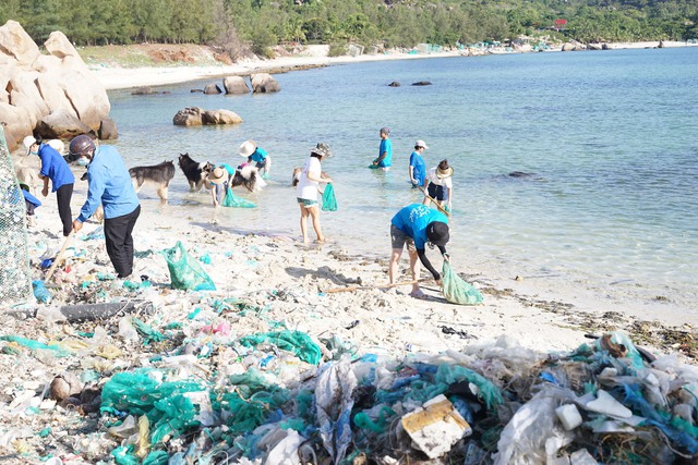 Người phụ nữ Hà Nội cùng con bỏ phố về biển dọn rác, thành lập nhóm tình nguyện ‘khoác màu áo mới’ cho biển - Ảnh 4.