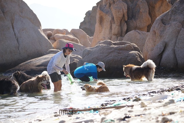 Người phụ nữ Hà Nội cùng con bỏ phố về biển dọn rác, thành lập nhóm tình nguyện ‘khoác màu áo mới’ cho biển - Ảnh 5.