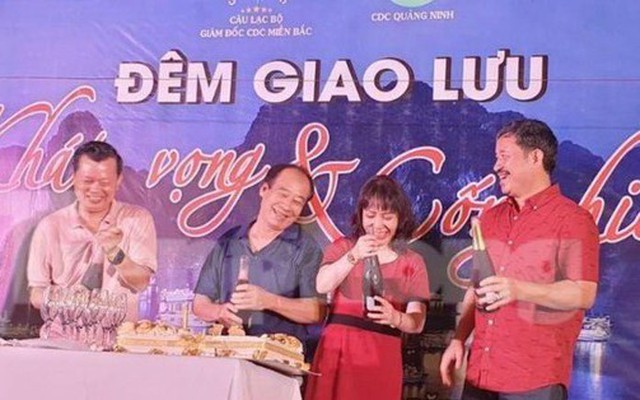 Ông Nguyễn Bình Minh tổng Giám đốc Công ty Cổ phần Y tế Đức Minh (áo đỏ ngoài cùng bên phải) cùng ông Ninh Văn Chủ, cựu Giám đốc CDC Quảng Ninh (thứ 2 từ trái sang) tại đêm giao lưu.