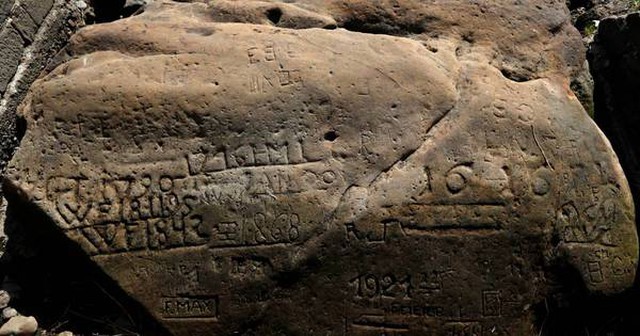 Dòng chữ 4 thế kỷ "Nếu nhìn thấy tôi, hãy khóc" trên tảng đá ở Czech - Ảnh: AP