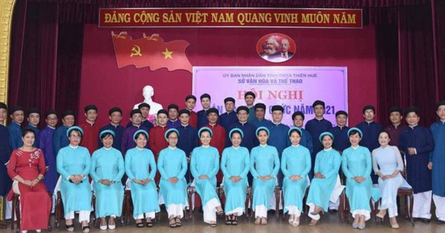 Nhân viên nam của Sở Văn hóa - thể thao Thừa Thiên Huế mặc áo dài ngũ thân ngày thứ 2 đầu tiên của tháng (Ảnh: THANH HẢI)
