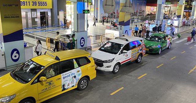 Xe taxi truyền thống hoạt động ở sân bay Tân Sơn Nhất