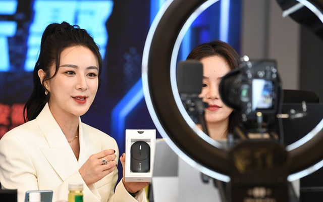 "Nữ hoàng livestream" Vi Á (Viya) của Trung Quốc giới thiệu sản phẩm trong một buổi livestream vào tháng 4-2021. Cuối năm 2021, Vi Á đã bị cơ quan thuế ở TP Hàng Châu, tỉnh Chiết Giang, miền đông Trung Quốc, phạt 1,34 tỉ nhân dân tệ (210 triệu USD) vì trốn thuế - Ảnh: VCG
