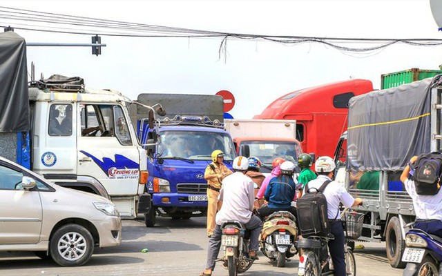 Tuyến đường Mỹ Phước - Tân Vạn ở Bình Dương ùn tắc giờ cao điểm. Ảnh: H.C