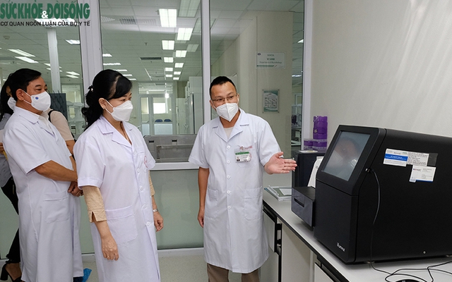 Quyền Bộ trưởng Bộ Y tế Đào Hồng Lan/ Cục trưởng Cục Quản lý Khám chữa bệnh Lương Ngọc Khuê nghe giới thiệu về hệ thống trang thiết bị tại Khoa Vi sinh - Sinh học phân tử Bệnh viện Bệnh Nhiệt đới TW Ảnh: Trần Minh