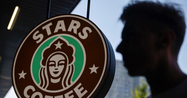 Logo nhận diện thương hiệu mới của Stars Coffee trông lạ mà quen - Ảnh: REUTERS
