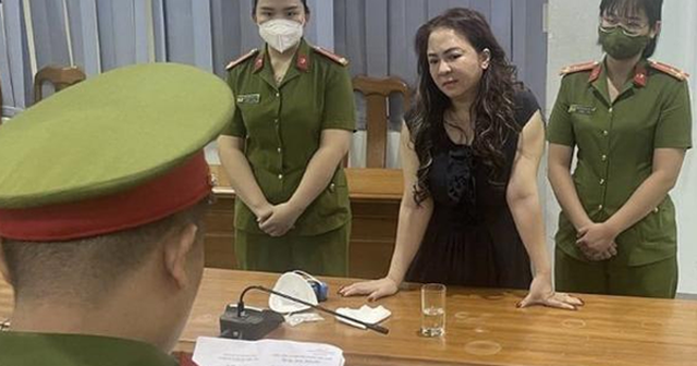 Bà Nguyễn Phương Hằng lúc nghe lệnh bắt tạm giam