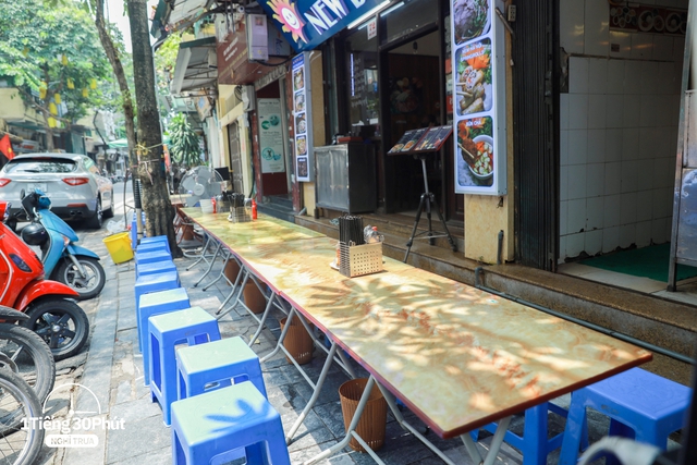 Hàng cơm trưa ở phố cổ Hà Nội toàn phục vụ “dân công sở hạng sang”, đến người nước ngoài cũng biết và tần suất ăn chung cùng người nổi tiếng rất cao - Ảnh 2.