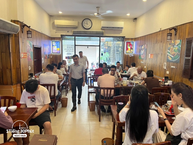 Hàng cơm trưa ở phố cổ Hà Nội toàn phục vụ “dân công sở hạng sang”, đến người nước ngoài cũng biết và tần suất ăn chung cùng người nổi tiếng rất cao - Ảnh 12.
