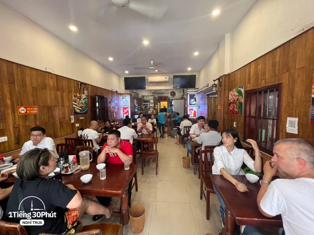 Hàng cơm trưa ở phố cổ Hà Nội toàn phục vụ “dân công sở hạng sang”, đến người nước ngoài cũng biết và tần suất ăn chung cùng người nổi tiếng rất cao - Ảnh 13.