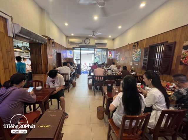 Hàng cơm trưa ở phố cổ Hà Nội toàn phục vụ “dân công sở hạng sang”, đến người nước ngoài cũng biết và tần suất ăn chung cùng người nổi tiếng rất cao - Ảnh 14.