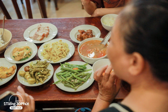 Hàng cơm trưa ở phố cổ Hà Nội toàn phục vụ “dân công sở hạng sang”, đến người nước ngoài cũng biết và tần suất ăn chung cùng người nổi tiếng rất cao - Ảnh 17.