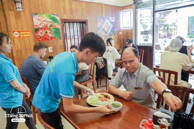 Hàng cơm trưa ở phố cổ Hà Nội toàn phục vụ “dân công sở hạng sang”, đến người nước ngoài cũng biết và tần suất ăn chung cùng người nổi tiếng rất cao - Ảnh 18.