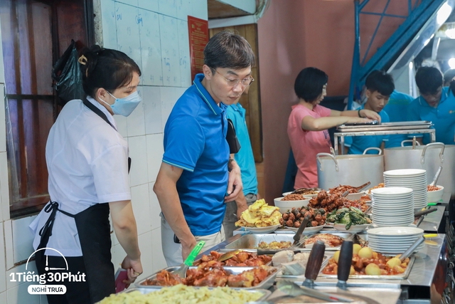 Hàng cơm trưa ở phố cổ Hà Nội toàn phục vụ “dân công sở hạng sang”, đến người nước ngoài cũng biết và tần suất ăn chung cùng người nổi tiếng rất cao - Ảnh 19.