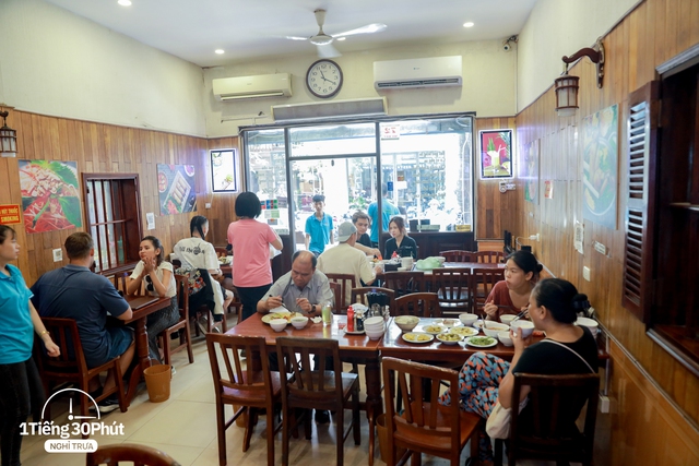 Hàng cơm trưa ở phố cổ Hà Nội toàn phục vụ “dân công sở hạng sang”, đến người nước ngoài cũng biết và tần suất ăn chung cùng người nổi tiếng rất cao - Ảnh 22.