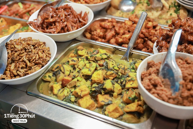 Hàng cơm trưa ở phố cổ Hà Nội toàn phục vụ “dân công sở hạng sang”, đến người nước ngoài cũng biết và tần suất ăn chung cùng người nổi tiếng rất cao - Ảnh 5.