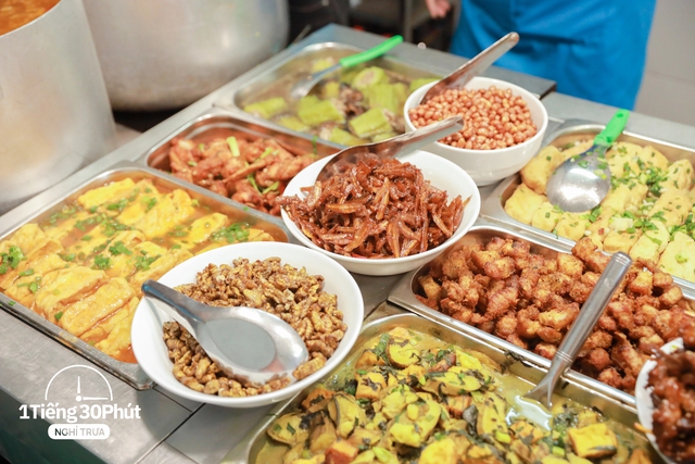 Hàng cơm trưa ở phố cổ Hà Nội toàn phục vụ “dân công sở hạng sang”, đến người nước ngoài cũng biết và tần suất ăn chung cùng người nổi tiếng rất cao - Ảnh 6.