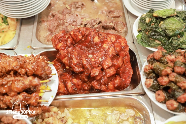 Hàng cơm trưa ở phố cổ Hà Nội toàn phục vụ “dân công sở hạng sang”, đến người nước ngoài cũng biết và tần suất ăn chung cùng người nổi tiếng rất cao - Ảnh 7.