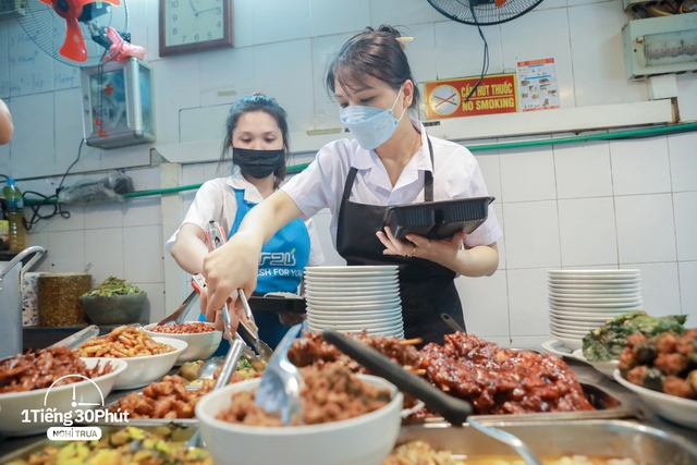 Hàng cơm trưa ở phố cổ Hà Nội toàn phục vụ “dân công sở hạng sang”, đến người nước ngoài cũng biết và tần suất ăn chung cùng người nổi tiếng rất cao - Ảnh 9.