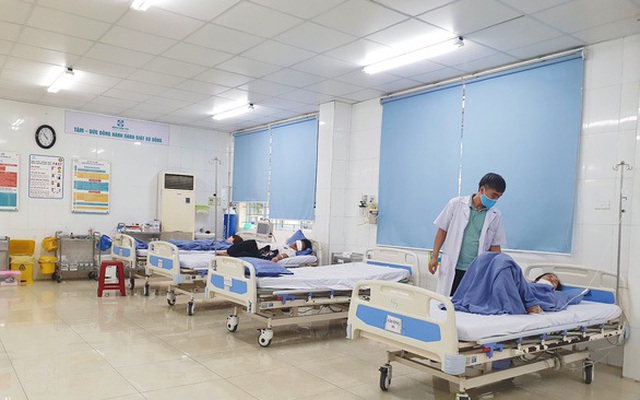 Đến tối 2-8, trong số 24 du khách nhập viện còn 2 bệnh nhân đang được điều trị, theo dõi tại Bệnh viện 119 - Ảnh: H.CHÂU
