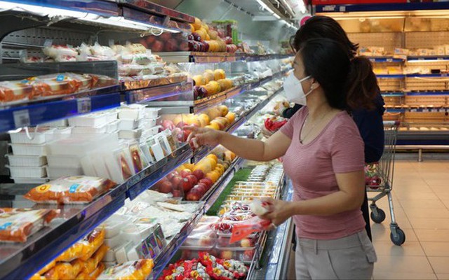 Giá hàng hóa tăng khiến người làm công ăn lương vất vả co kéo chi tiêu, trong khi mức giảm trừ gia cảnh chưa phù hợp. Ảnh minh họa