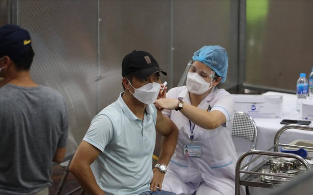 Quyền Bộ trưởng Bộ Y tế yêu cầu đẩy mạnh tiêm vắc xin phòng COVID-19. Ảnh: Hoàng Mạnh Thắng