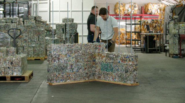 Một công ty khởi nghiệp đang biến các loại nhựa khó tái chế nhất trở thành khối xây dựng - Ảnh 2.