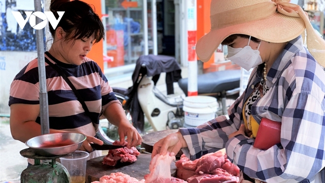 Giá thịt lợn tăng cao, người mua 10.000 đồng cũng bán - Ảnh 1.