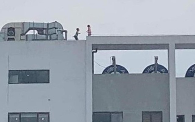 Hình ảnh 2 cháu nhỏ đang chơi trên tầng thượng được ghi lại. Ảnh: N.T.H