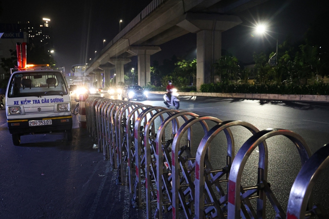  Ngày đầu dựng dải phân cách trên đường Nguyễn Trãi: Giao thông hỗn loạn, xe máy vẫn đi vào làn ô tô - Ảnh 2.